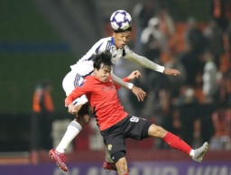 　町田―江原　後半、ヘディングで競り合う町田・望月（上）＝春川（共同）