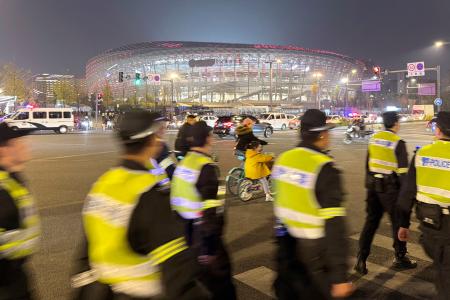 　厳重な警備体制が敷かれた、サッカーＡＣＬＥ１次リーグで広島と成都が対戦するスタジアム周辺＝２５日、中国四川省成都市（共同）