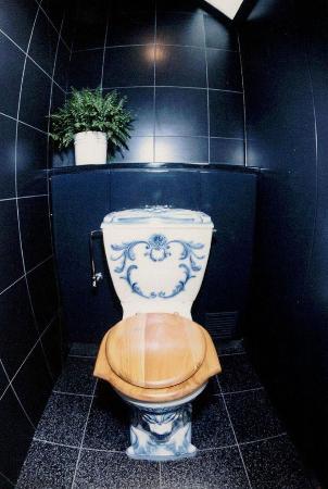 　「吉野工芸の里」敷地内に設置された当時のトイレ（石川県白山市提供）