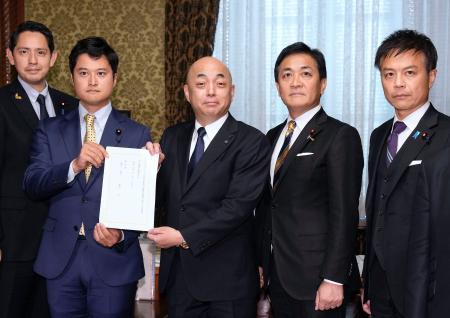 　スパイ防止法案を提出する国民民主党の玉木代表（右から２人目）ら＝２６日午後、国会