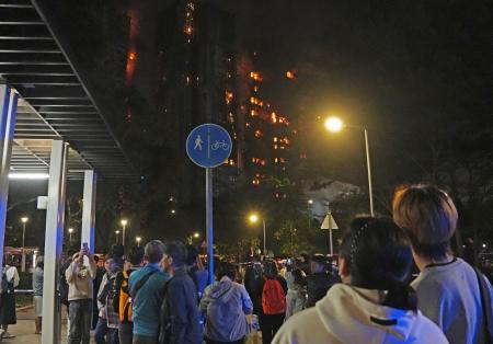 　大規模な火災が起きた香港北部・新界地区大埔の高層住宅群＝２６日（共同）