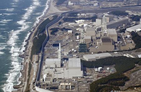　中部電力浜岡原発＝３月、静岡県御前崎市（共同通信社ヘリから）