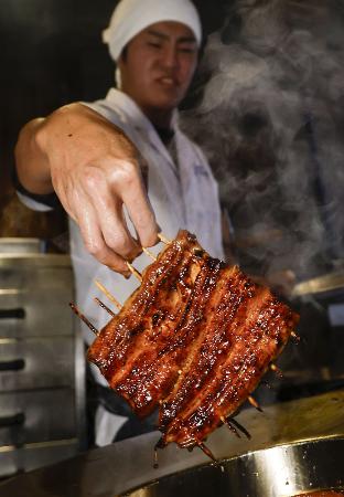 　料理店で焼き上げられるウナギ＝２３日、東京都目黒区