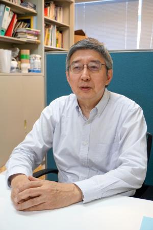 　取材に応じる坂口剛正広島大教授＝９月、広島市南区