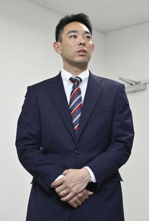 　契約更改を終え、取材に応じる広島・秋山＝２７日、マツダスタジアム