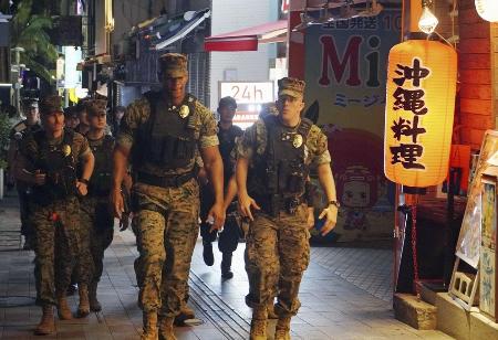 　在沖縄米軍の憲兵隊が那覇市の繁華街で実施した、沖縄県警との合同ではない単独のパトロール＝１日