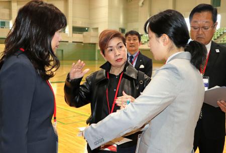 　愛知・名古屋アジア大会の会場を視察するアマチュアボクシングの代表者（左から２人目）＝２７日、愛知県西尾市