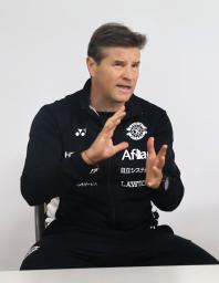 　新潟戦を前に意気込みを語る、Ｊ１柏のロドリゲス監督＝２８日、千葉県柏市