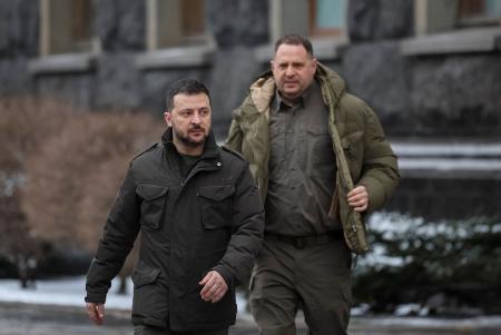 　ウクライナのゼレンスキー大統領（左）とイエルマーク大統領府長官＝２０２４年１月、キーウ（ロイター＝共同）