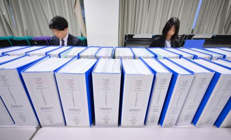 　２０２４年分の政治資金収支報告書をチェックする職員＝２６日、総務省