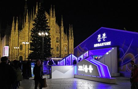 　ミラノの大聖堂前広場にオープンしたミラノ・コルティナ五輪・パラリンピックのメガストア＝２８日（共同）