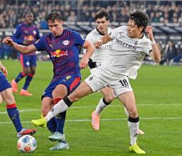 　ライプチヒ戦で競り合うボルシアＭＧの町野（右）＝メンヘングラッドバッハ（共同）