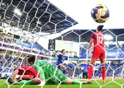 　日本―カナダ　前半、先制ゴールを決め、駆け出す谷川（中央奥）＝ピーススタジアムｂｙＳｏｆｔＢａｎｋ