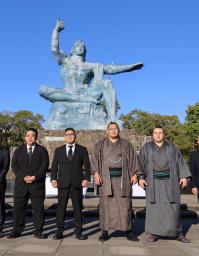 　長崎市の平和公園を訪れた（右から）大関安青錦、横綱豊昇龍ら＝２９日午後