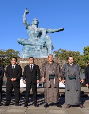 　長崎市の平和公園を訪れた（右から）大関安青錦、横綱豊昇龍ら＝２９日午後