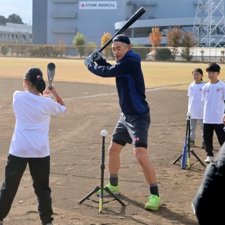 　スポーツ体験イベントで打撃指導するイチローさん（左から２人目）＝２９日、埼玉県和光市