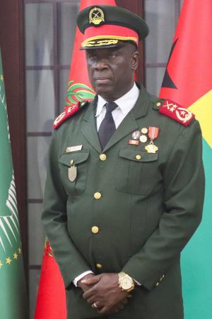 　ギニアビサウ暫定大統領就任を宣言した軍のインタ将軍＝２７日、ビサウ（ロイター＝共同）