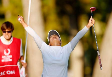 　最終日、プレーオフを制して優勝を決め、喜ぶ鈴木愛＝宮崎ＣＣ