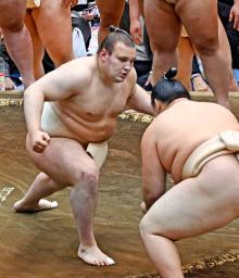 　大相撲の冬巡業で稽古する安青錦＝長崎県諫早市