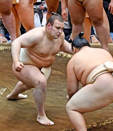 　大相撲の冬巡業で稽古する安青錦＝長崎県諫早市