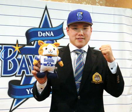 　ＤｅＮＡへ入団を決め記者会見でポーズをとる青学大の小田＝３０日、横浜市