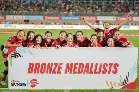 　ラグビー７人制の国際大会で３位に入り、喜ぶ女子日本代表＝ドバイ（（Ｃ）ＪＲＦＵ）