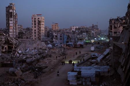 　破壊されたガザの町を歩くパレスチナの住民＝１１月３０日（ＡＰ＝共同）