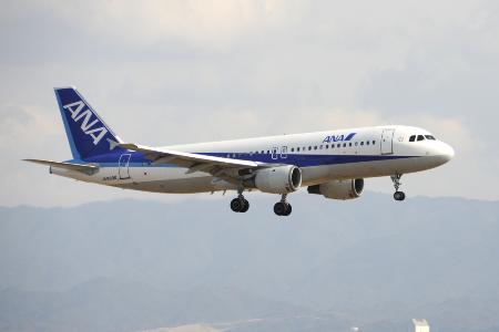 　全日空のエアバスＡ３２０－２００＝２０１２年２月、関西国際空港
