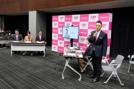 　れいわ新選組の代表選が告示され、記者会見する山本太郎氏（右端）ら＝１日午後、国会