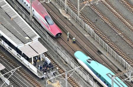 　連結が外れ、ＪＲ西日暮里駅付近に停車した東北新幹線の「はやぶさ・こまち２１号」＝３月６日、東京都荒川区（共同通信社ヘリから）
