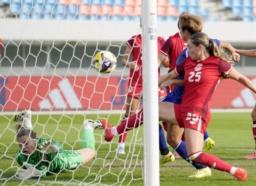 　日本―カナダ　前半、先制ゴールを決める田中（右奥）＝トランスコスモススタジアム長崎