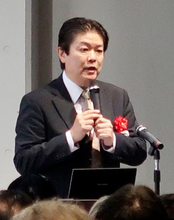 　新拠点の開所式であいさつする産総研の大木達也首席研究員＝２日午後、茨城県つくば市