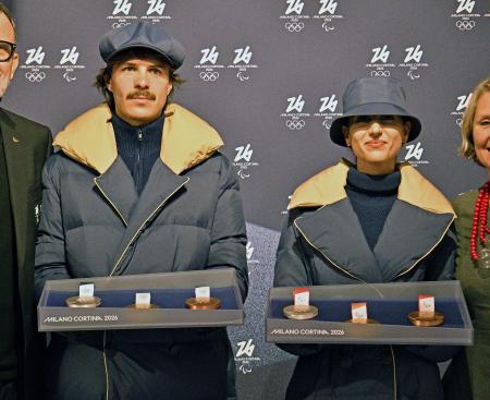 　ミラノ・コルティナ冬季五輪の表彰式で、メダル授与のサポートを行うボランティアが着用するユニホーム＝２日、ミラノ（共同）