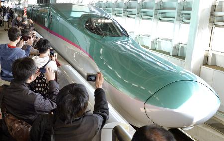 　ＪＲ新青森駅に到着した北海道新幹線の「はやぶさ」＝２０１６年