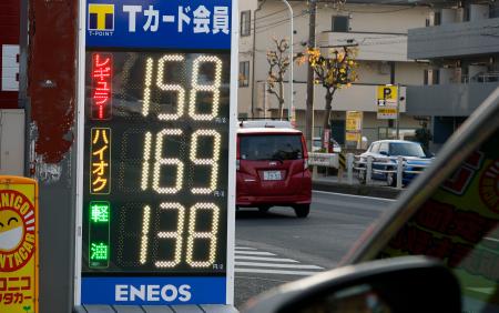 　レギュラーガソリンが１リットル当たり１５８円と表示された東京都内のガソリンスタンド。経産省が発表した１日時点の全国平均小売価格は約４年ぶりの安値となった＝３日午後