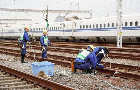 　ＪＲ東海の三島車両所で行われた、架線が断線したと想定した訓練＝３日午前、静岡県三島市