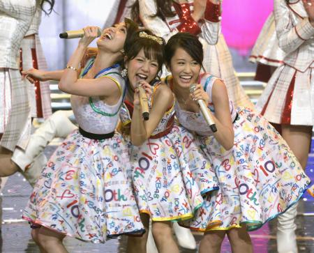 　ＡＫＢ４８が出場した第６６回ＮＨＫ紅白歌合戦で歌う（左から）大島優子さん、高橋みなみさん、前田敦子さん＝２０１５年１２月、東京都渋谷区のＮＨＫホール