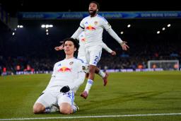 　サッカーのイングランド・プレミアリーグ、チェルシー戦でゴールを決め喜ぶリーズの田中碧（左）＝３日、リーズ（ＡＰ＝共同）