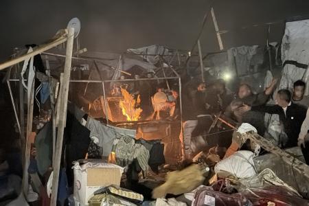 　イスラエル軍の攻撃を受け、燃える避難民テント＝３日、ガザ南部ハンユニス（ゲッティ＝共同）