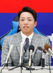 　契約を更改し、記者会見する中日・岡林＝４日、ナゴヤ球場