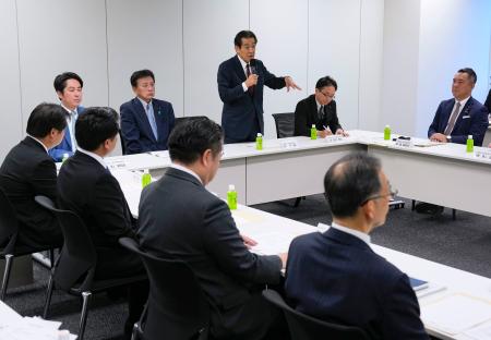 　選挙運動に関する与野党の協議会の会合。奥中央は自民党の逢沢一郎衆院議員＝４日午後、国会