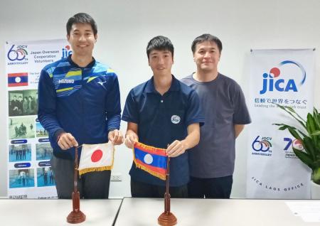 　ＪＩＣＡの派遣事業で滞在するラオスでの活動について現地から報告する陸上男子短距離の飯塚翔太（左）ら＝４日