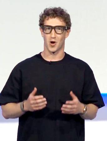 　「メタ・レイバン・ディスプレー」をかけて講演するザッカーバーグＣＥＯ＝９月、米カリフォルニア州シリコンバレー（共同）