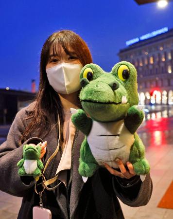 　坂口志文・大阪大特任教授のノーベル賞授賞式に合わせてスウェーデン入りした、大阪大のマスコット「ワニ博士」＝５日、ストックホルム（共同）