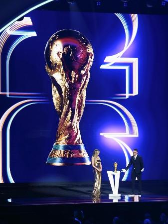 　サッカーＷ杯北中米３カ国大会の組み合わせ抽選会で返還されたトロフィー＝５日、米ワシントン（共同）