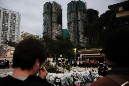 　火災が起きた高層住宅群近くに手向けられた花束＝７日、香港（共同）