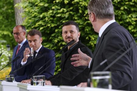 　５月、ウクライナの首都キーウで首脳会合を開き、共同記者会見する（左から）ドイツのメルツ首相、フランスのマクロン大統領、ゼレンスキー大統領、英国のスターマー首相