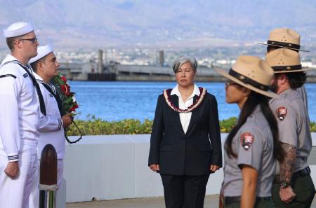 　７日、米ハワイの真珠湾で営まれた式典に出席したスザンヌ・バレスラム元米陸軍少将（中央）（共同）