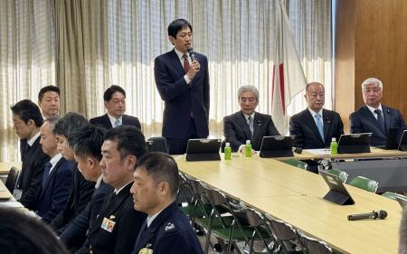 　自民党の会合であいさつする小林政調会長（中央）。左隣は小野寺五典安全保障調査会長＝８日午前、東京・永田町の党本部