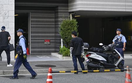 　女性が刺殺された現場付近を警戒する警察官＝８月２１日、神戸市中央区